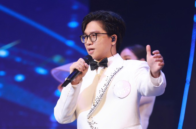 Tấn Đạt, con trai ca sĩ Trọng Tấn, trong đêm chung kết Tiếng hát Hà Nội, tối 9/12.