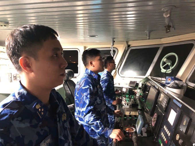 Cán bộ, chiến sĩ cảnh sát biển nỗ lực tìm kiếm ngư dân mất tích.