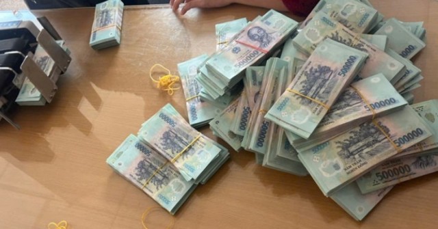 Loạt ngân hàng tăng mạnh lãi tiết kiệm trong th...