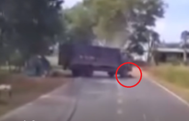 Xe tải cán qua người nạn nhân đang nằm bất động trên đường