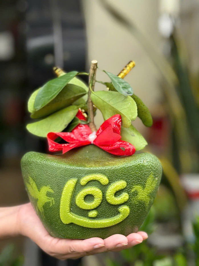 Quả bưởi tạo hình thỏi vàng có chữ "lộc"