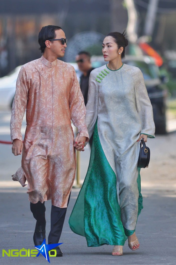 Tăng Thanh Hà thu hút chú ý khi diện áo dài đôi cùng ông xã dự cưới Tiên Nguyễn. Ảnh: Quỳnh Trần