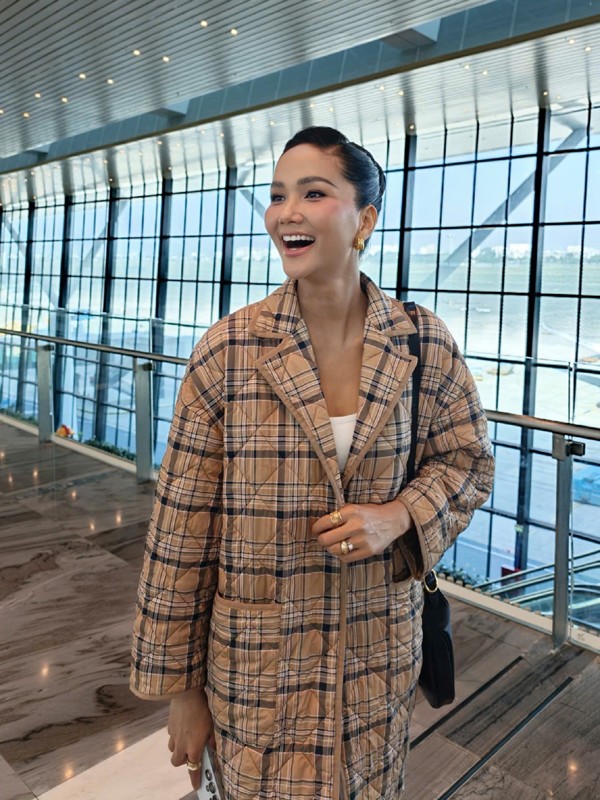 Từ trước khi mang bầu, H'hen Niê cũng thừa nhận cô dễ tăng cân. Sau khi sinh, H'hen Niê đã phải nghĩ ngay đến việc giảm cân.