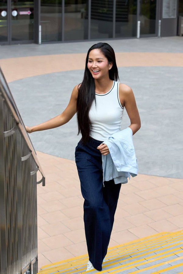 Cách đây vài năm, khi chia sẻ bí kíp giảm cân, Hoa hậu H'Hen Niê kể thường chạy bộ để tiêu hao calo. Môn thể thao đơn giản này vừa tiết kiệm chi phí, dễ thực hiện lại có hiệu quả đốt mỡ đáng gờm. Trung bình 10 phút chạy bộ có thể giúp phái đẹp giảm 50 - 150 calo tùy vào vận tốc chạy.