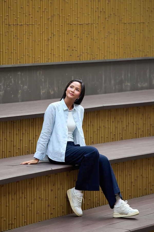 Bên cạnh đó, Hoa hậu Hoàn vũ Việt Nam 2017 rất chăm chỉ tập gym. H'Hen Niê từng đăng tải video chia sẻ loạt bài tập tại nhà giúp vòng 2 thon gọn, vòng 3 săn chắc mà ai cũng có thể làm theo. 7 động tác mà cô nàng đã áp dụng là lunge, quỳ nâng chân sau, squat, động tác cây cầu, gập bụng sao biển, gập bụng chéo tay và gập bụng ngược.