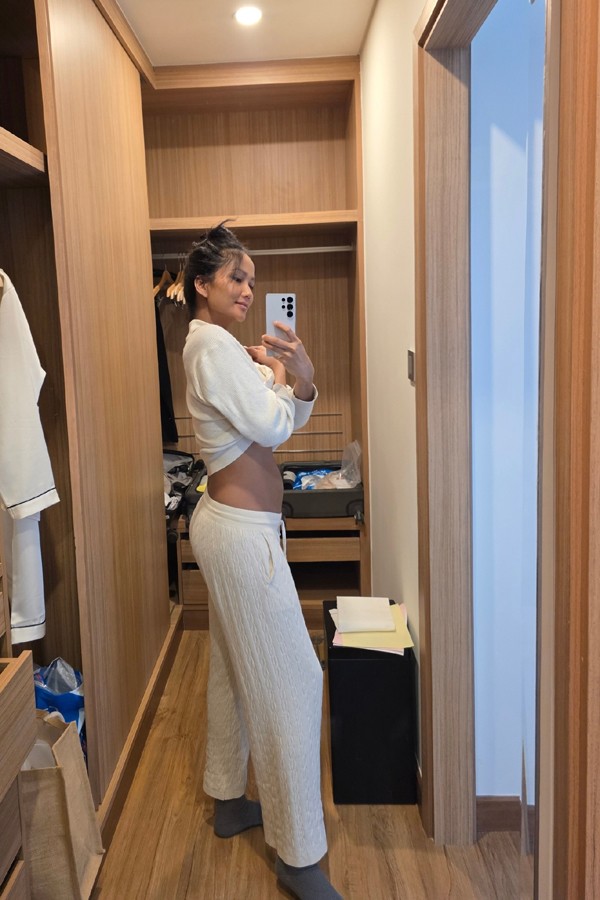 Dù thời gian làm việc bận rộn, H'hen Niê vẫn "duy trì việc đến phòng tập đều đặn 3-4 lần/tuần, mỗi lần khoảng chừng 1-2 tiếng. Chính điều đó đã giúp Hoa hậu kiểm soát cân nặng, giảm mỡ.