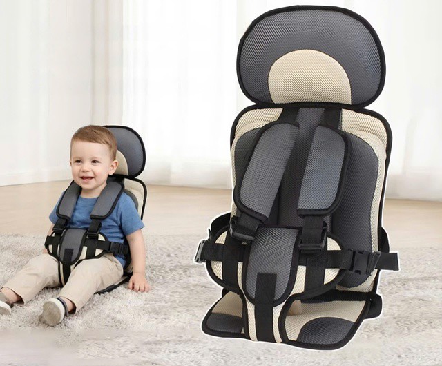 Thời điểm quy định bắt buộc phải có ghế an toàn cho trẻ em khi di chuyển bằng ô tô sắp có hiệu lực đang khiến nhiều phụ huynh bối rối. (Ảnh minh họa - Nguồn: Internet).