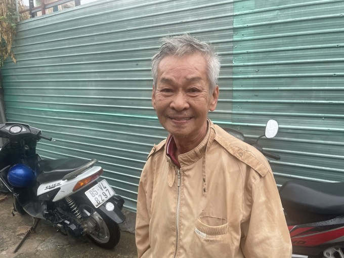 Ông Lân đội mưa đến thắp nén nhang, đồng hành cùng gia đình nghệ sĩ. Ảnh: Thanh Tùng