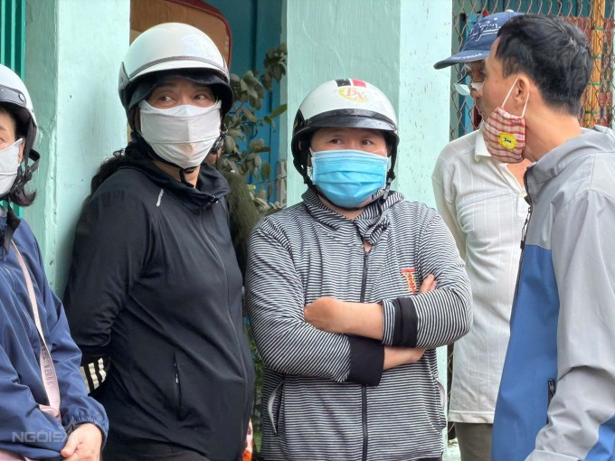 Cô Vân (áo đen) đến tiễn đưa nghệ sĩ Thương Tín. Ảnh: Thanh Tùng