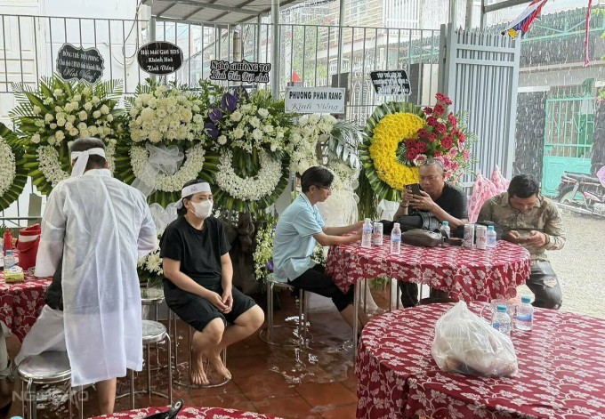 Dù trời mưa to, đường vào nhà bị ngập, nhiều bạn bè, hàng xóm đã đến chia buồn cùng gia đình nghệ sĩ Thương Tín, chiều 10/12. Ảnh: Thanh Tùng