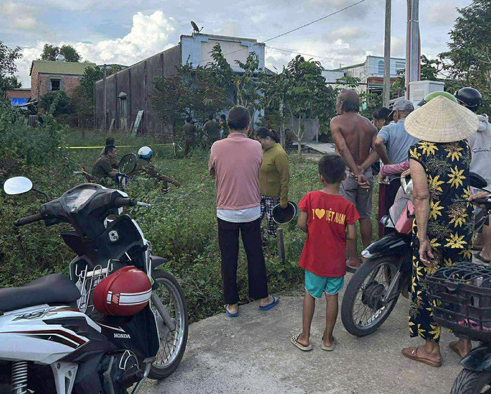 Rất đông người dân hiếu kỳ theo dõi vụ việc. Ảnh: DT