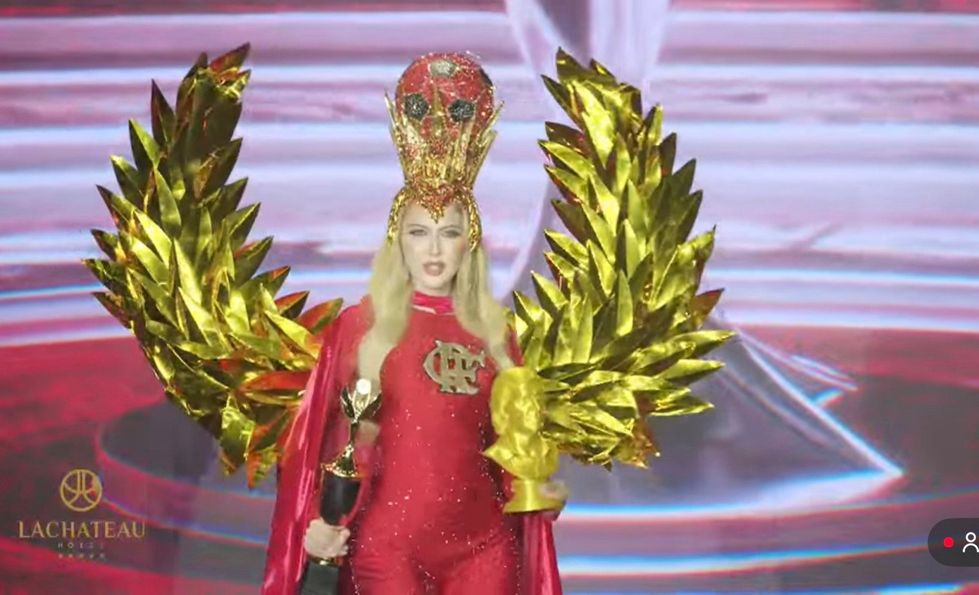 Các thí sinh trình diễn trang phục dân tộc.