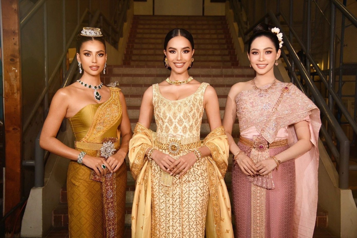 Tối 9/12, dàn hoa hậu Thái Lan có mặt tại sân vận động Rajamangala ở Bangkok, Thái Lan để chuẩn bị tham gia lễ khai mạc SEA Games 33. Dàn người đẹp cùng mặc trang phục truyền thống của Thái Lan. Đương kim Hoa hậu Thế giới Opal Suchata, Á hậu 1 Hoa hậu Hoàn vũ 2023 Anntonia Porsild, Hoa hậu Quốc tế 2019 Sirithorn Leearamwat nằm trong đội hình các người đẹp cầm biển dẫn đoàn.