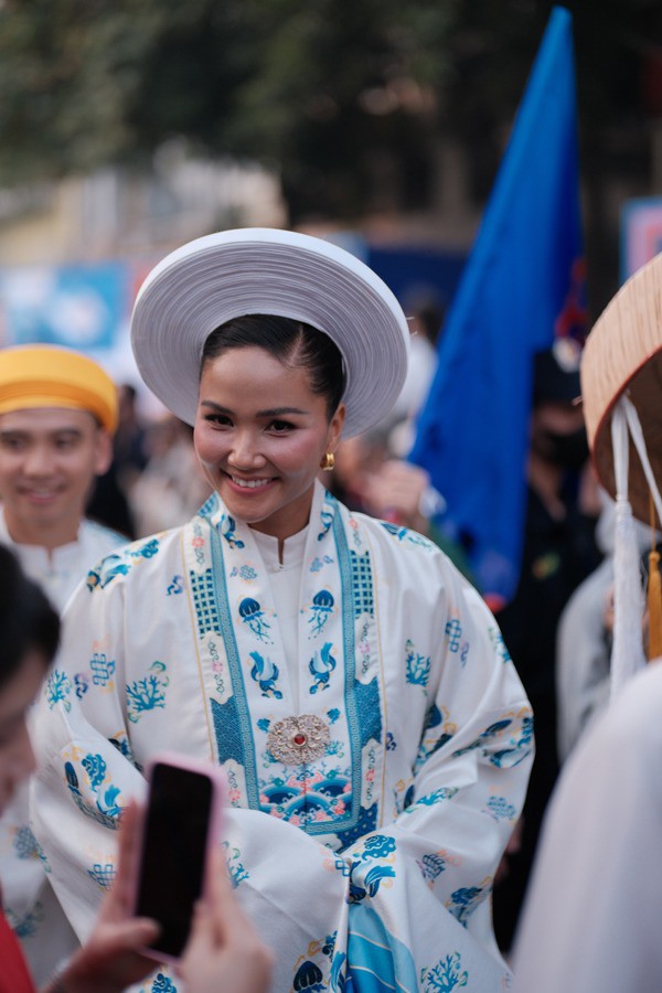 Hoa hậu H'hen Niê trong một sự kiện ở Hà Nội đã khoe sắc vóc tròn đầy sau 3 tháng sinh con gái. Gương mặt của Hoa hậu Hoàn vũ Việt Nam 2017 bầu bĩnh hơn xưa. Tuy mới sinh nhưng người đẹp Tây Nguyên cũng có lộ trình giảm cân để lấy lại vóc dáng như trước.