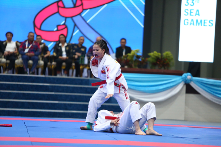 Hồng Ngọc (người đứng) rất vui sau khi giành huy chương đầu tiên cho thể thao Việt Nam tại SEA Games 33