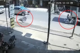 Xe máy - Xe đạp - Clip: Sang đường bất ngờ, xe điện khiến người đàn ông lao đầu vào đuôi ô tô tải