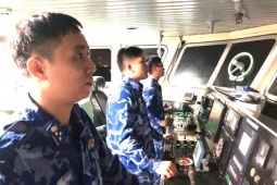 Tàu cá có 8 ngư dân bị chìm