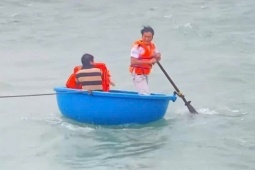 Chủ tịch nước tặng Huân chương Dũng cảm cho 2 người hùng lao ra biển cứu người trong bão số 13