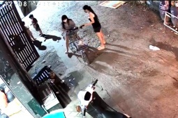 [Clip] Nữ đối tượng lột bông tai của bé 5 tuổi đang chơi trước nhà rồi tẩu thoát