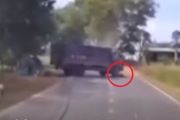 Tài xế điều khiển xe tải cán qua người đi bộ khi nạn nhân bị tông nằm bất động