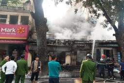 Đang cháy lớn tại dãy nhà trên phố Lò Đúc, Hà Nội