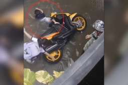 Clip: Leo lên xe giữa đường ngập, chị gái khiến em trai "uống no nước"