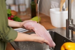 Vì sao chuyên gia khuyên đừng rửa thịt sống dưới vòi nước chảy?
