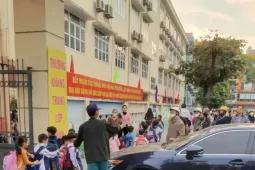 Ô tô Lexus của hiệu trưởng chắn lối và lời cảnh báo an toàn ở trường học