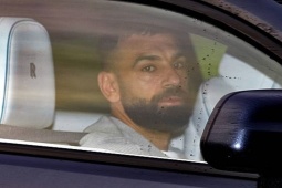 Salah gia nhập Rashford, Ozil và hội những SAO gia hạn xong là “trở mặt”