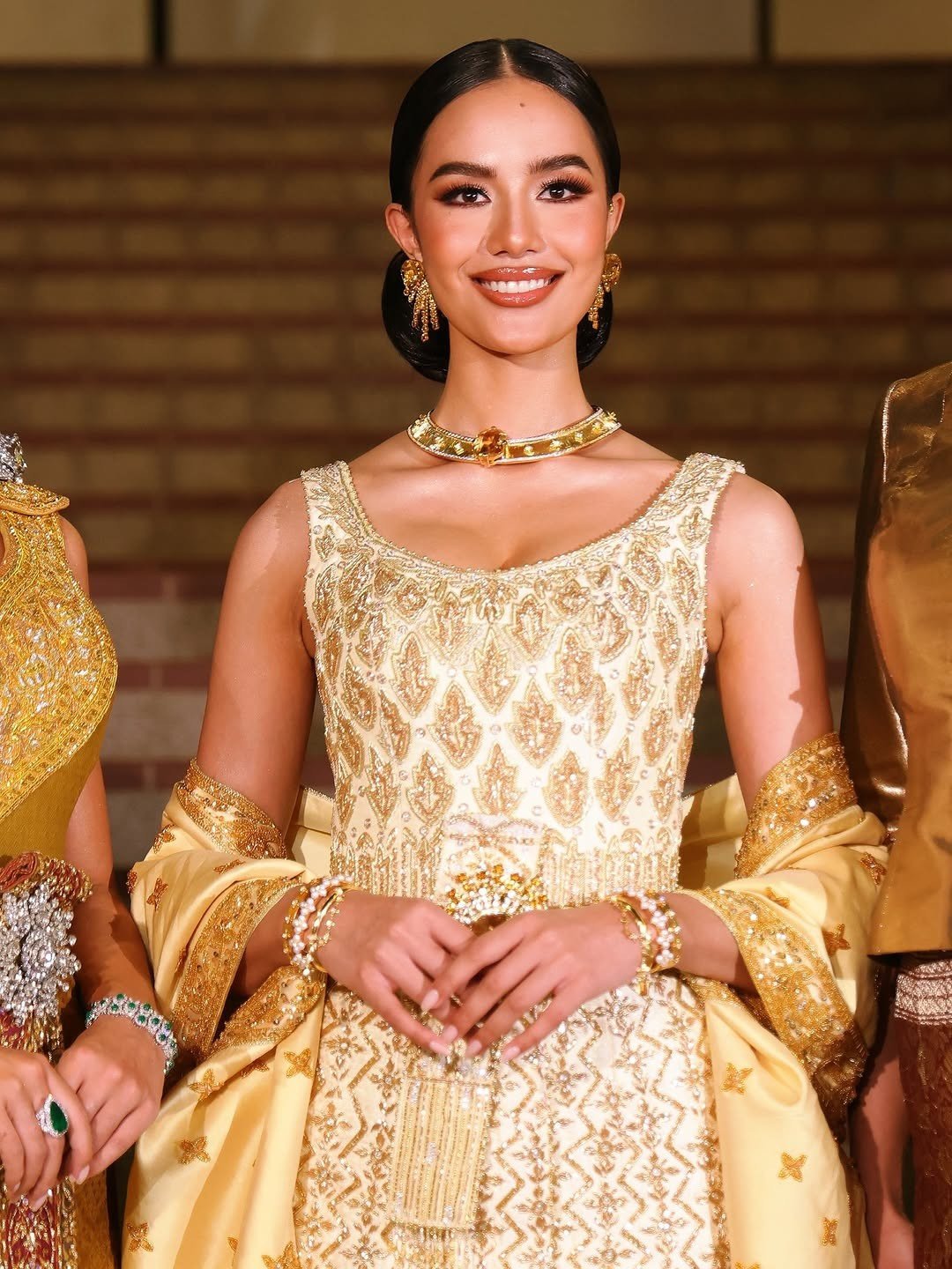 Đương kim Hoa hậu Thế giới Opal Suchata xuất hiện với diện mạo lộng lẫy trong trang phục dát vàng. Cô là người đẹp Thái Lan đầu tiên đăng quang danh hiệu Hoa hậu Thế giới.