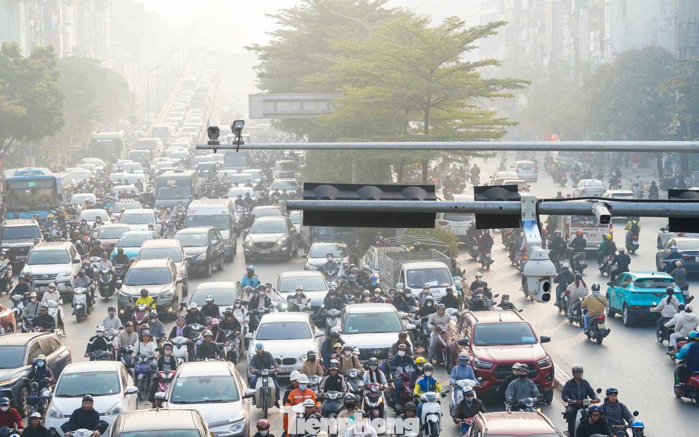 Trong giờ cao điểm sáng 10/12, tình trạng ùn tắc tại các trục đường chính như Cầu Giấy, Trường Chinh, Nguyễn Trãi… vẫn diễn ra.