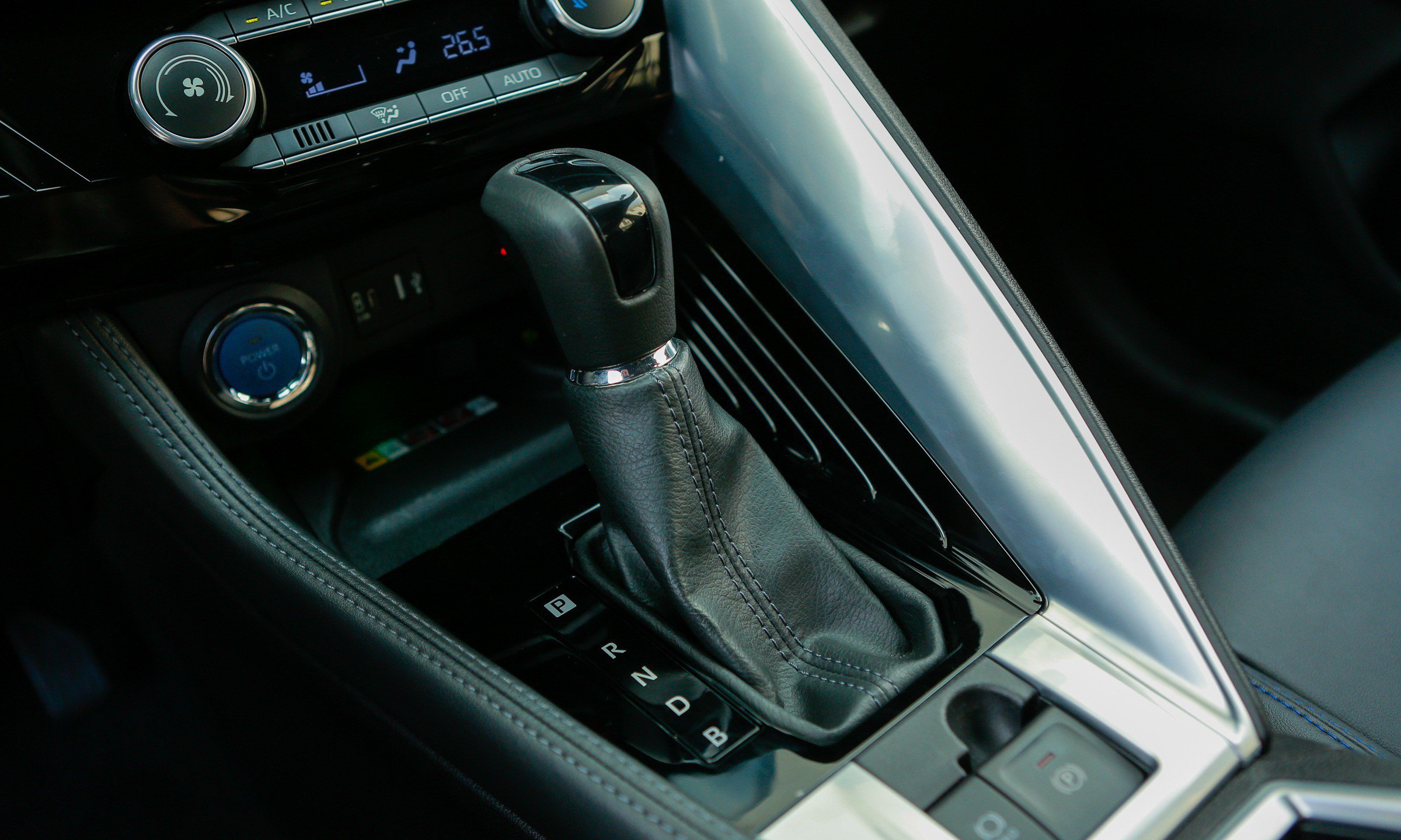 Toyota Yaris sở hức mức tiêu thụ nhiên liệu ấn tượng trên bản hybrid. 