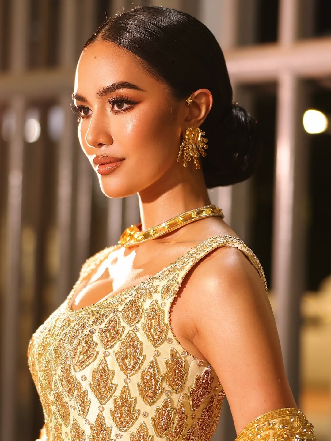 Đương kim Hoa hậu Thế giới Opal Suchata xuất hiện với diện mạo lộng lẫy trong trang phục dát vàng. Cô là người đẹp Thái Lan đầu tiên đăng quang danh hiệu Hoa hậu Thế giới.