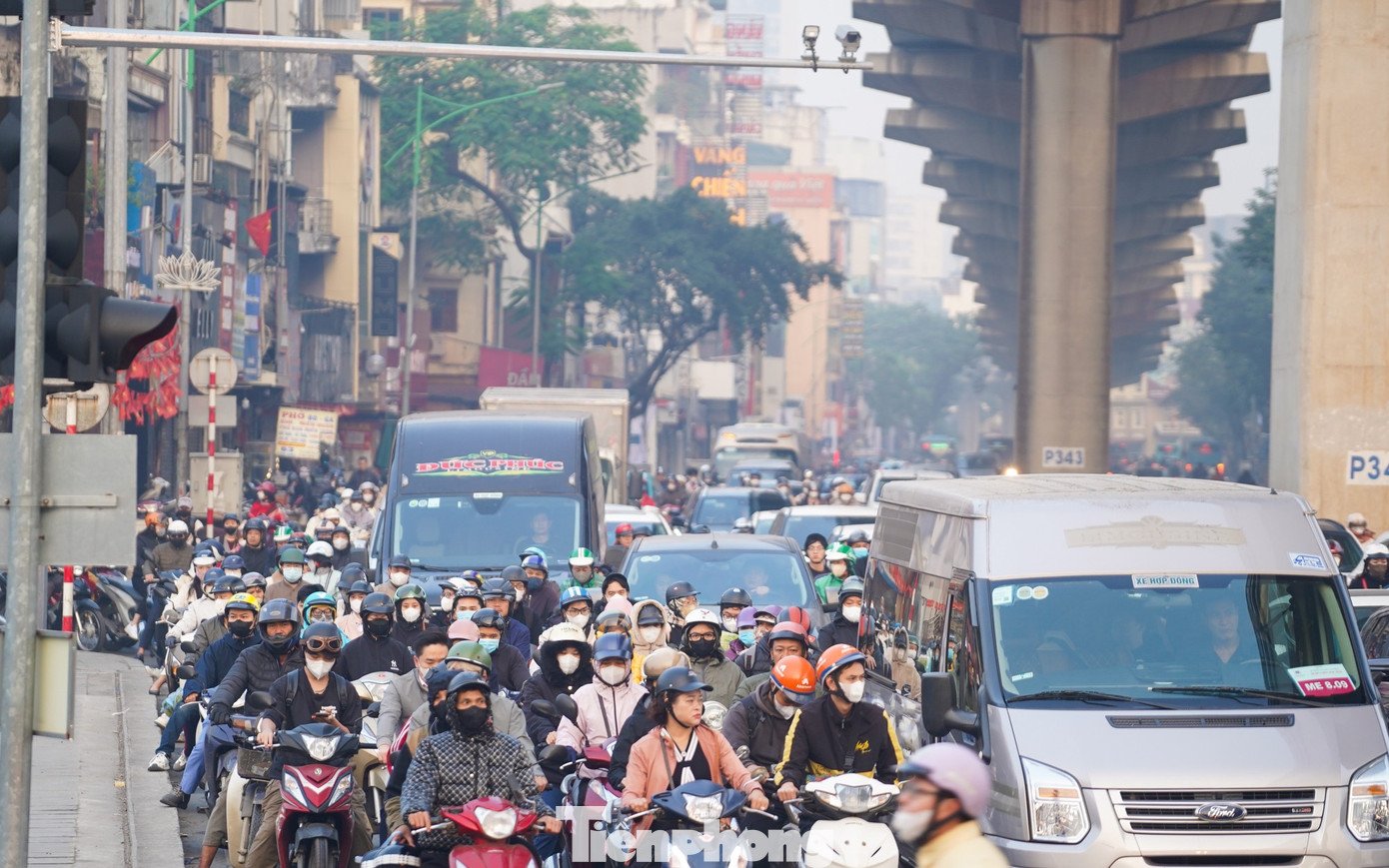 Trong giờ cao điểm sáng 10/12, tình trạng ùn tắc tại các trục đường chính như Cầu Giấy, Trường Chinh, Nguyễn Trãi… vẫn diễn ra.