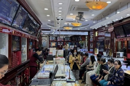 Phố vàng Hà Nội vắng khách, TPHCM vẫn xếp hàng từ sớm chờ mua vàng