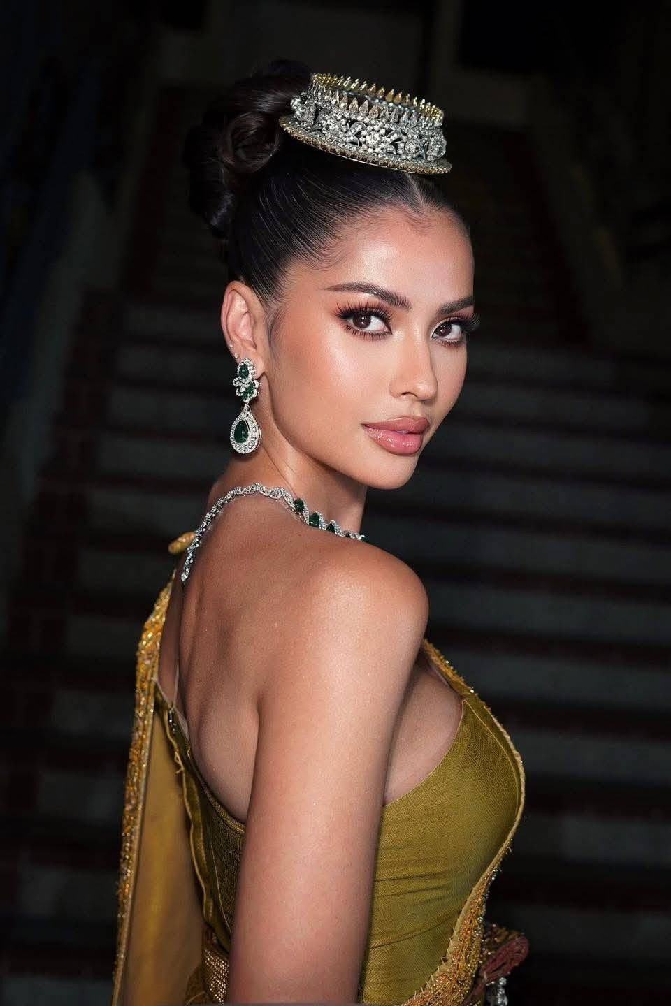 Á hậu 1 Hoa hậu Hoàn vũ 2023 Anntonia Porsild gây chú ý với bộ trang sức lộng lẫy. Cô hiện là một trong những hoa hậu nổi tiếng nhất Thái Lan với trang cá nhân có hơn 1,8 triệu người theo dõi.