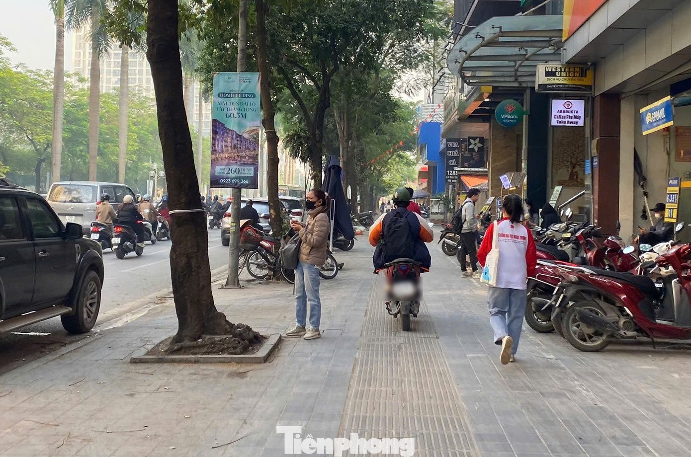 Một số vi phạm như vượt đèn đỏ, lấn làn, không đội mũ bảo hiểm, leo vỉa hè… vẫn tiếp diễn, dù hệ thống camera AI đã được lắp đặt dày đặc trên các tuyến phố.