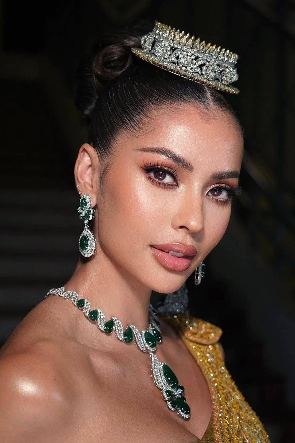 Á hậu 1 Hoa hậu Hoàn vũ 2023 Anntonia Porsild gây chú ý với bộ trang sức lộng lẫy. Cô hiện là một trong những hoa hậu nổi tiếng nhất Thái Lan với trang cá nhân có hơn 1,8 triệu người theo dõi.