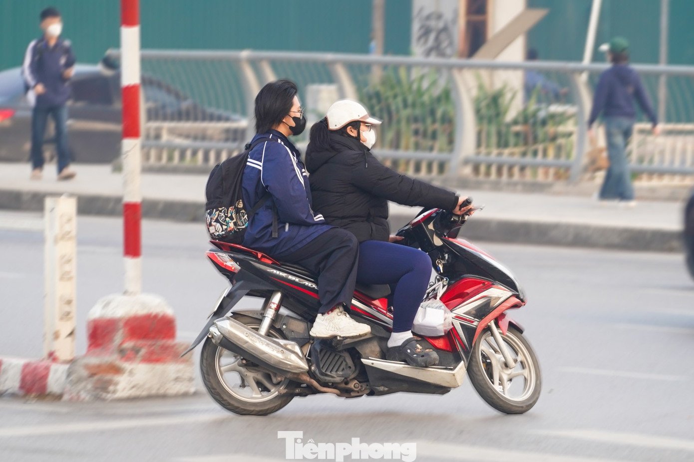 Một số vi phạm như vượt đèn đỏ, lấn làn, không đội mũ bảo hiểm, leo vỉa hè… vẫn tiếp diễn, dù hệ thống camera AI đã được lắp đặt dày đặc trên các tuyến phố.