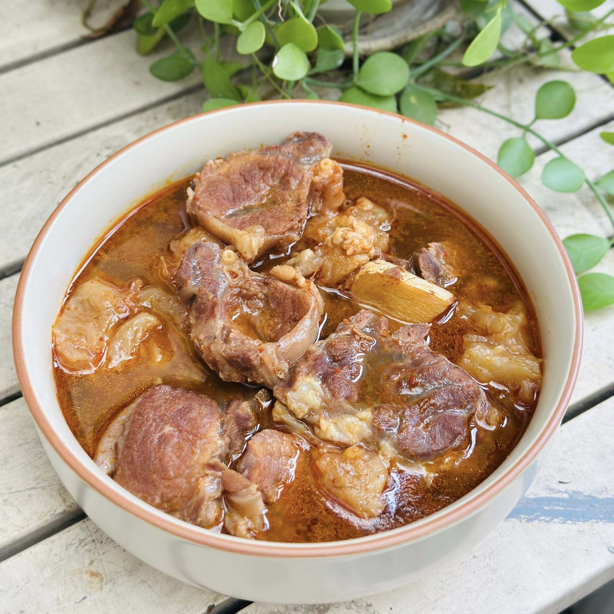 Khi thịt và gân mềm múc vào hộp, đợi nguội thì bảo quản tron ngăn mát tủ lạnh 10-12 tiếng.