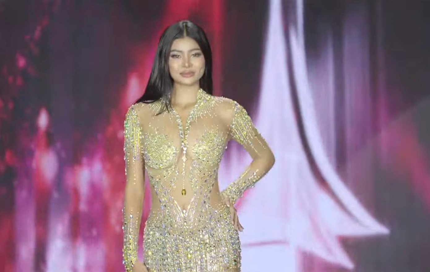 Các thí sinh trình diễn váy dạ hội.