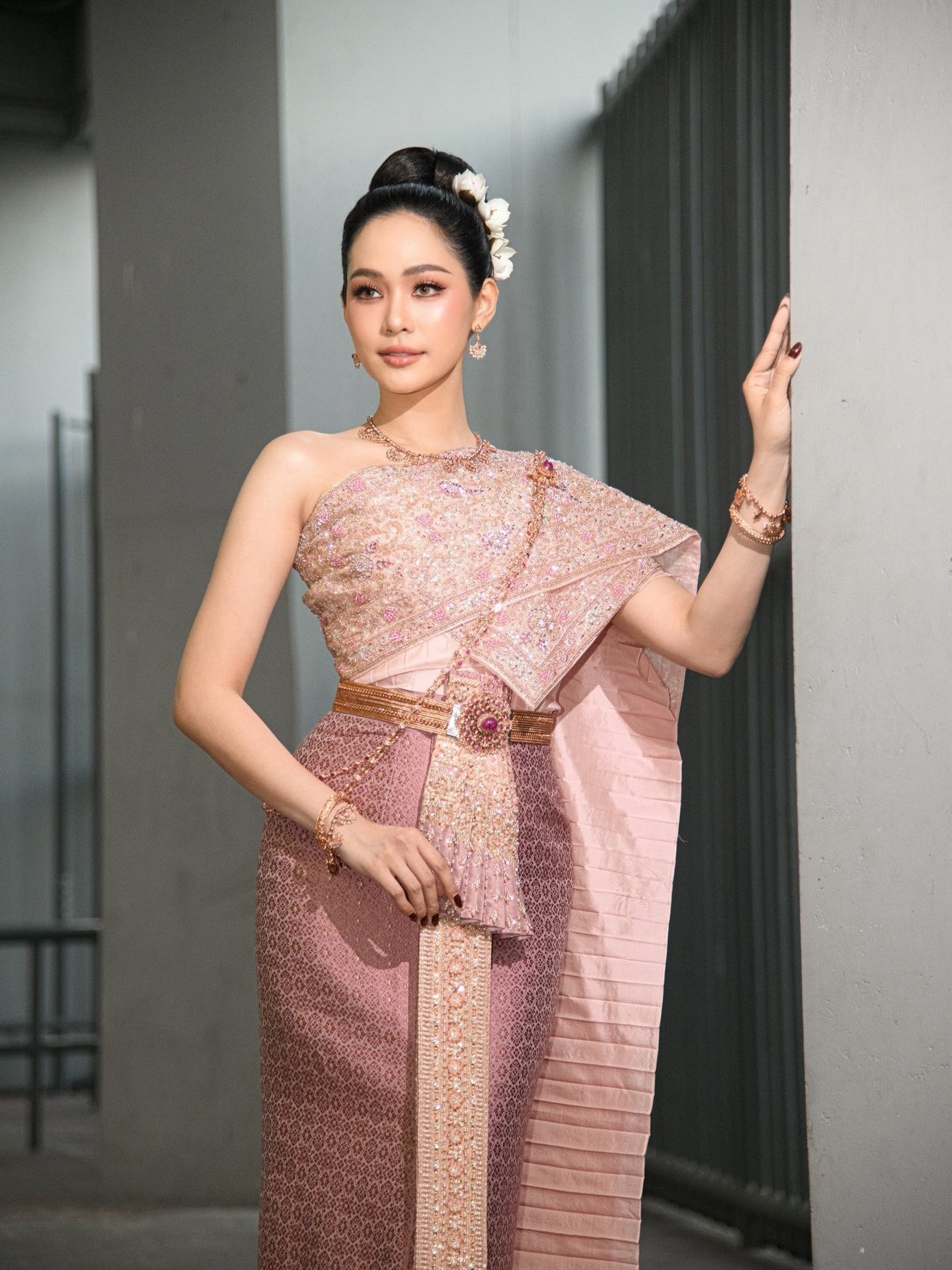 Sirithorn Leearamwat gây chú ý với vẻ ngọt ngào, thanh lịch khi diện trang phục dân tộc.