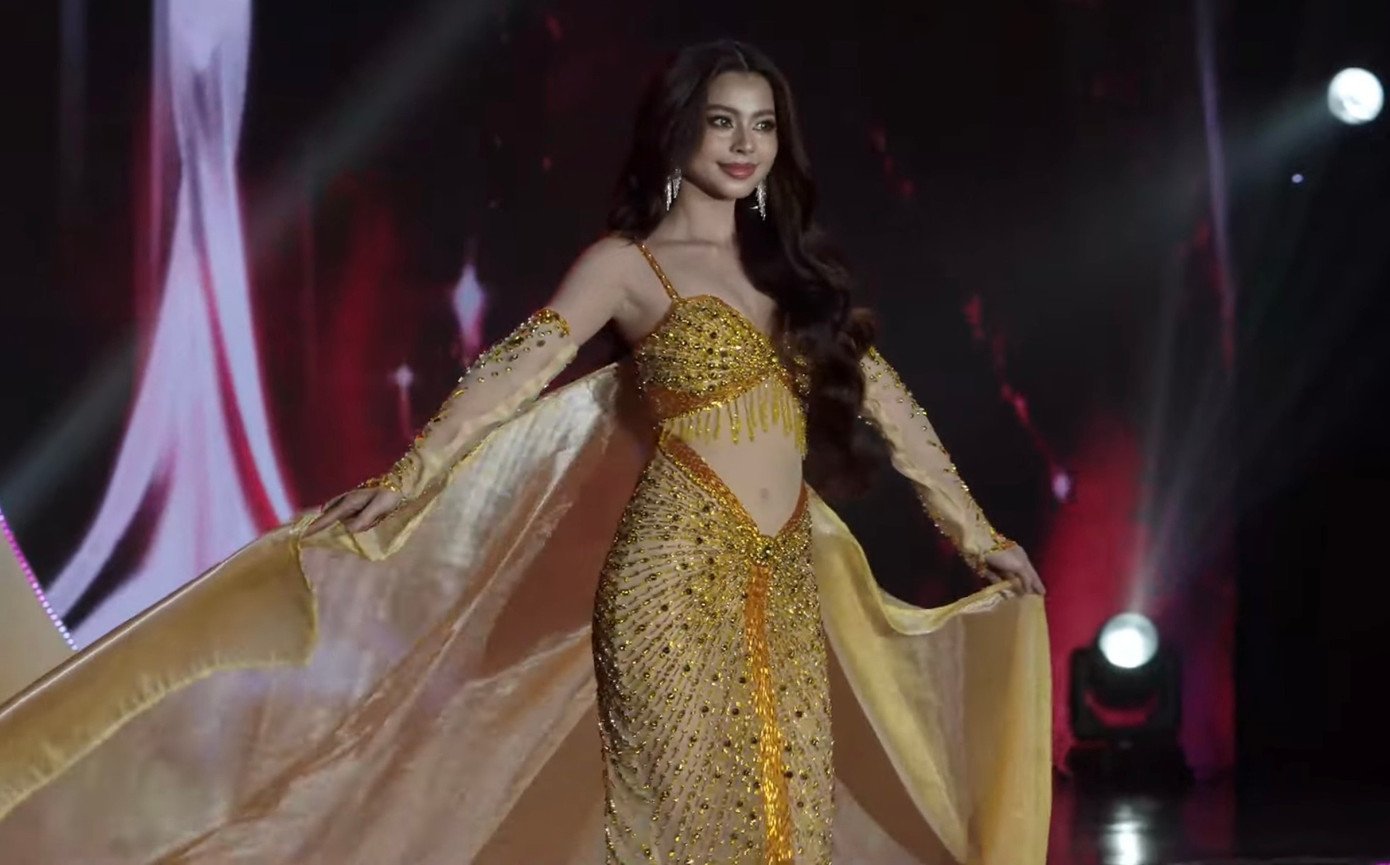 Các thí sinh trình diễn váy dạ hội.