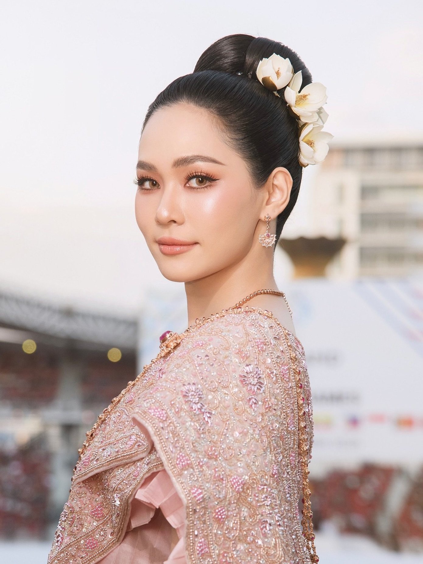 Sirithorn Leearamwat gây chú ý với vẻ ngọt ngào, thanh lịch khi diện trang phục dân tộc.