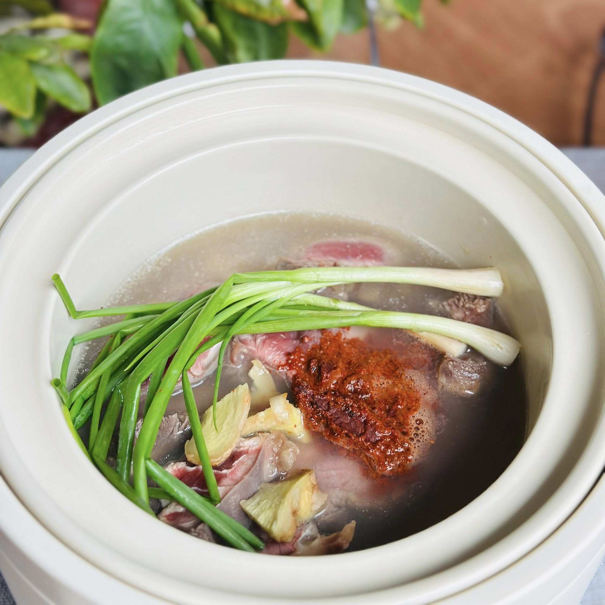 Thịt bắp bò ướp với nước mắm, hạt nêm, dầu hào, bột hành, tỏi và bảo quản trong ngăn mát tủ lạnh. Sau khi hầm gân 1 tiếng thì cho thịt bắp bò vào nồi, thêm hành tím, gừng, tiêu hạt, bột gấc, quế hồi thảo quả. Tiếp tục hầm 1 tiếng. 