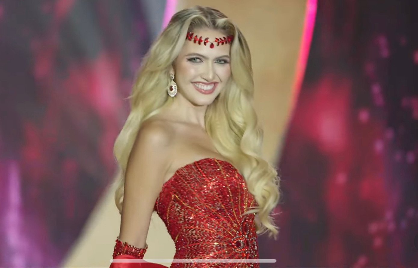 Các thí sinh trình diễn váy dạ hội.