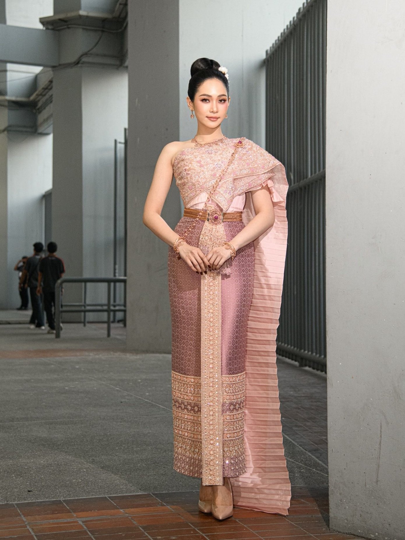 Sirithorn Leearamwat gây chú ý với vẻ ngọt ngào, thanh lịch khi diện trang phục dân tộc.