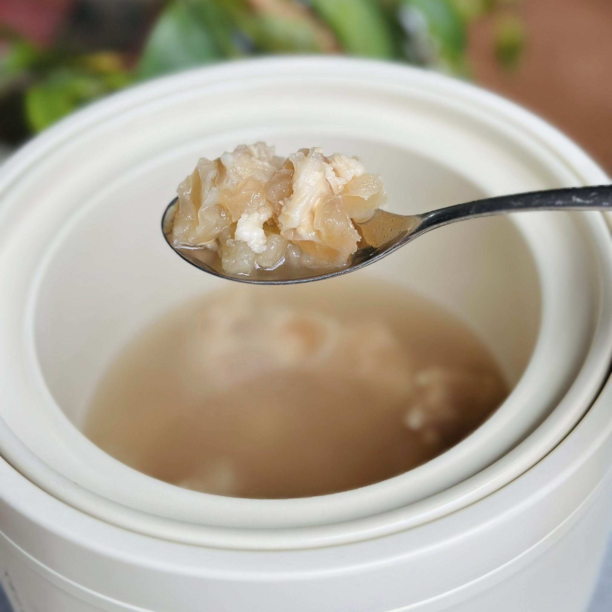 Cho gân vào nồi hầm, đổ xăm xắp nước và hầm khoảng 1 tiếng. 