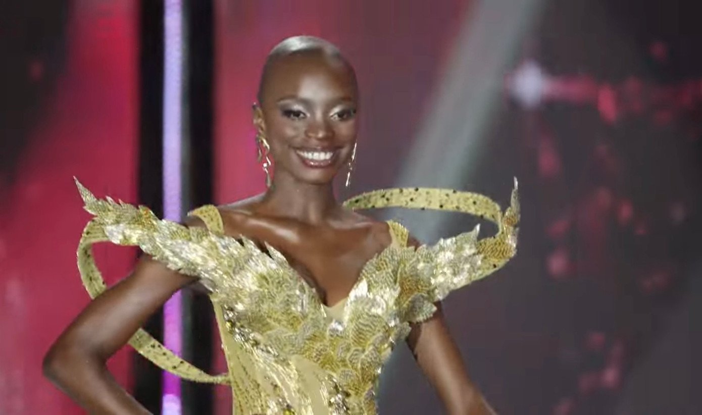 Các thí sinh trình diễn váy dạ hội.