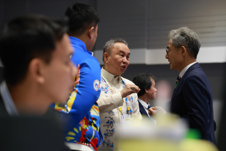 Chủ tịch Liên đoàn Taekwondo Philippines, ông Tolentino (áo trắng) trước đó cũng khiếu nại tổ trọng tài